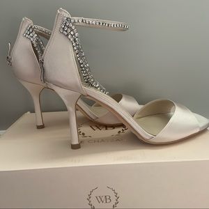 NWT strappy sandal. Size 7. Le chateau.